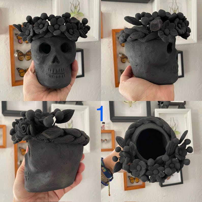 Vaso em forma de crânio com coroa de flores em cerâmica preta oaxaquenha para flores secas — arte cerâmica zapoteca (vendido individualmente) 1