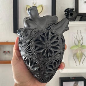 Hand carved Oaxacan black pottery heart - Corazón de Barro Negro Oaxaqueño diseño calado—unique design
