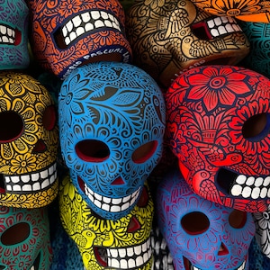 Cráneo de cerámica detallado y de colores brillantes pintado a mano de México; muchos colores disponibles, se vende individualmente