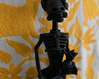 Blomklänning och krona Catrina lergodsfigur med ananas från Capula, Michoacán, Mexiko i svart