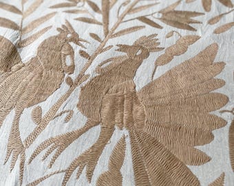 Beige Tenango Otomi handgestickt vertikal orientierter Tischläufer