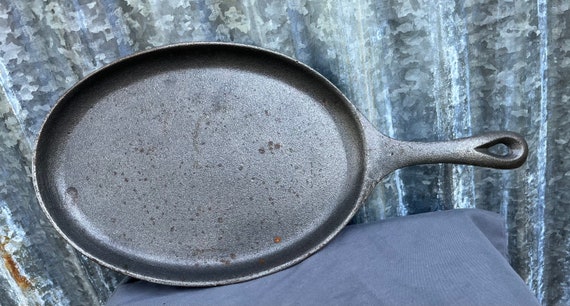 Cast Iron Skillet. Cast Iron Fajita Pan. Vintage Egg Cooker for