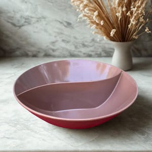 vintage pink bowl. Retro kitchen ,MCM, divided bowl,Melamine ,Lincoln IL, made in the USA . pink serving dish.Melmac