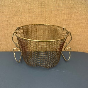 Vintage egg basket,Farmhouse Metal Basket,Wire Basket with handles,Rustic decor,Vintage fruit basket,Farmhouse kitchen accent,snack basket
