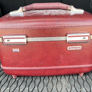 Vintage American Tourister Burgundy Train Case | Hard Shell Makeup Case with Tray | Retro 60s Travel Luggage|Vibtage Suitcase