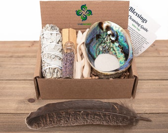 Le kit de baguette de sauge blanche comprend une plume, 2 bâtons de Palo Santo, de la lavande en flacon, une coquille d'ormeau et de la fumée spirituelle.