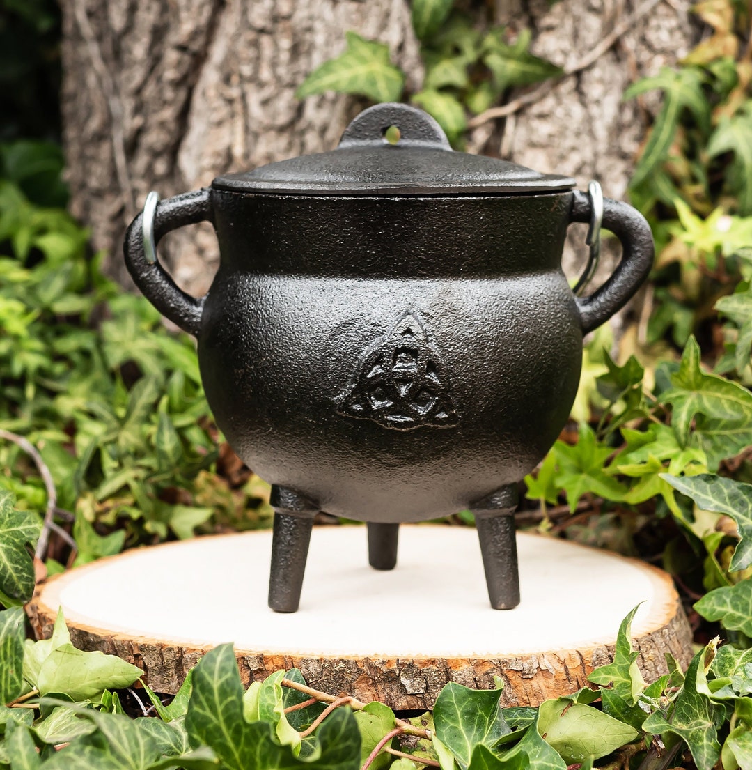Large 5.25 Inch Triquetra Cast Iron Cauldron With Lid and Handle ...