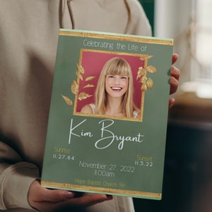 Puede incluir: Un folleto conmemorativo verde y dorado con una foto de una mujer sonriendo. El texto dice "Celebrating the Life of Kim Bryant" e incluye las fechas de su nacimiento y fallecimiento, así como la fecha y hora de su servicio conmemorativo en la Iglesia Bautista Hope, NY.