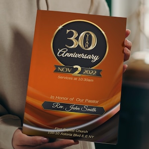 Peut inclure: Une affiche dorée et noire avec un grand cercle contenant le nombre 30 et le mot « YEAR » en lettres dorées. Le texte « Anniversary » est sous le cercle. La date « NOV 2 2022 » et l'heure « Services at 10:30am » sont sous le texte « Anniversary ». Le texte « In Honor of Our Pastor Rev. John Smith » est sous la date et l'heure. Le texte « First Baptist Church 100-10 Astoria Blvd E.E NY » est en bas de l'affiche.