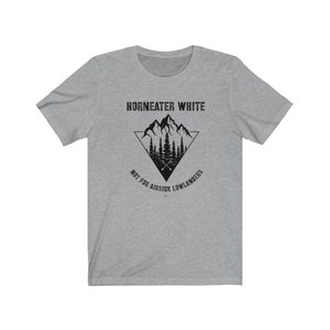 Puede incluir: Camiseta gris con un gr&aacute;fico negro de una cordillera dentro de un tri&aacute;ngulo con el texto "Horneater White Not for Airsick Lowlanders".