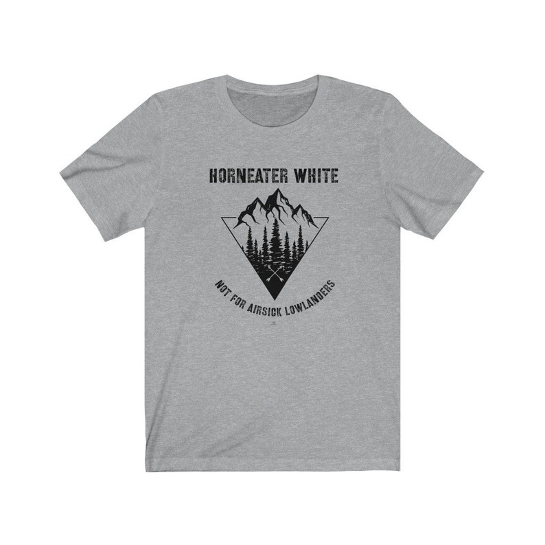 Puede incluir: Camiseta gris con un gr&aacute;fico negro de una cordillera dentro de un tri&aacute;ngulo con el texto "Horneater White Not for Airsick Lowlanders".
