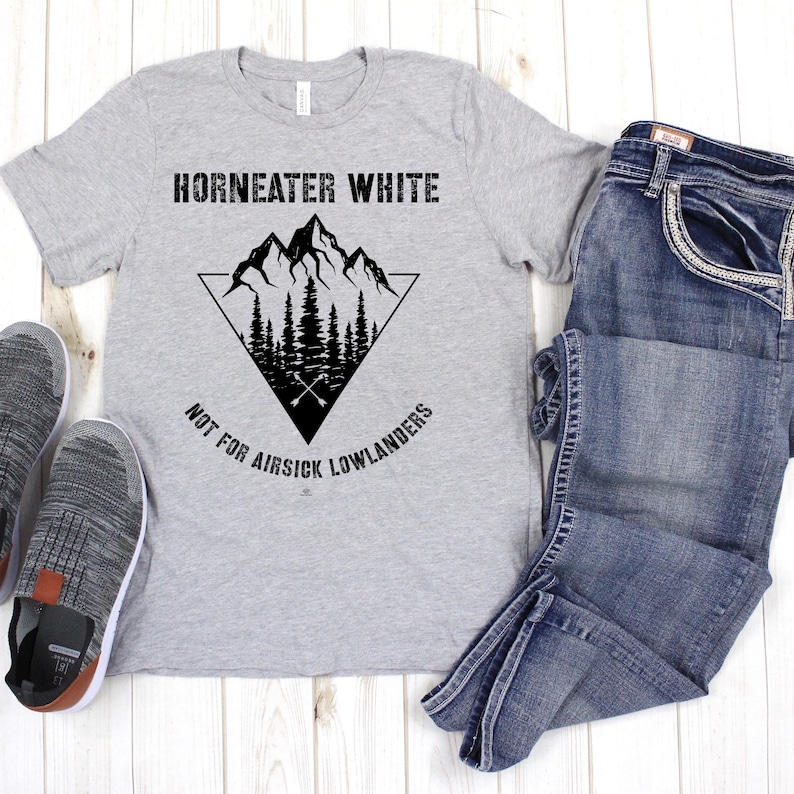 Puede incluir: Camiseta gris con un gr&aacute;fico de monta&ntilde;a negro y el texto "Horneater White Not For Airsick Lowlanders".
