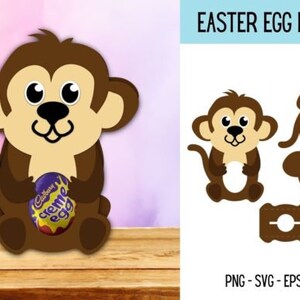 Puede incluir: Un mono marr&oacute;n sosteniendo un huevo de chocolate morado y dorado. El mono est&aacute; sosteniendo el huevo en sus manos y est&aacute; sonriendo. El mono est&aacute; sentado en una superficie de madera. El texto "EASTER EGG HOLDER" est&aacute; en la parte superior de la imagen. El texto "PNG - SVG - EPS - DXF" est&aacute; en la parte inferior de la imagen.