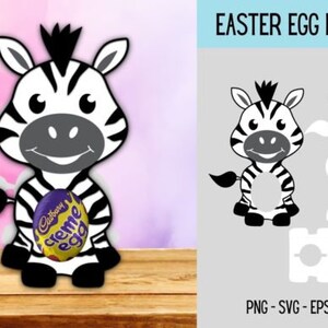 Puede incluir: Personaje de dibujos animados de cebra en blanco y negro sosteniendo un huevo de Cadbury Creme Egg morado y amarillo. La cebra sostiene el huevo en sus patas delanteras. La cebra est&aacute; de pie sobre una superficie de madera. La imagen es para un soporte de huevos de Pascua imprimible.