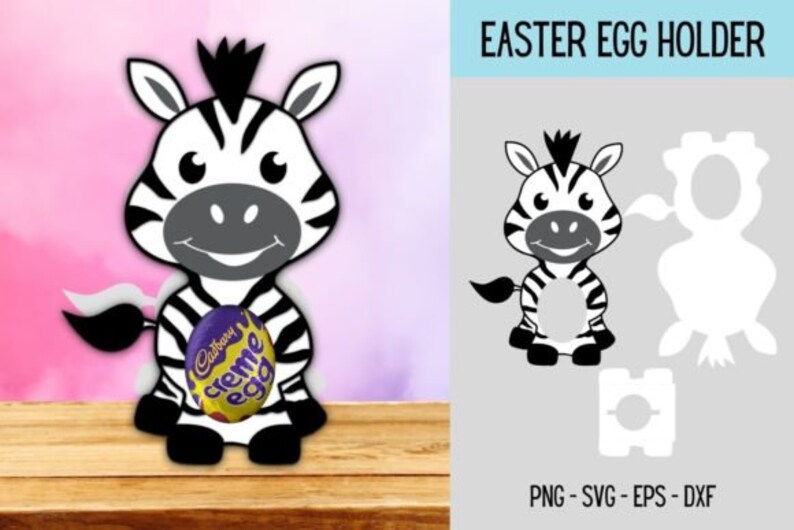 Puede incluir: Personaje de dibujos animados de cebra en blanco y negro sosteniendo un huevo de Cadbury Creme Egg morado y amarillo. La cebra sostiene el huevo en sus patas delanteras. La cebra est&aacute; de pie sobre una superficie de madera. La imagen es para un soporte de huevos de Pascua imprimible.