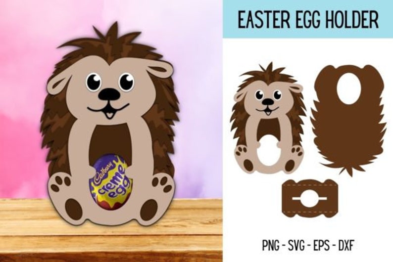 Puede incluir: Un soporte para huevos de Pascua con forma de erizo marr&oacute;n con un hueco para un huevo. El erizo tiene una cara linda con ojos grandes y una sonrisa. El soporte est&aacute; hecho de cartulina y est&aacute; listo para ser ensamblado. El texto "EASTER EGG HOLDER" est&aacute; en la parte superior de la imagen.