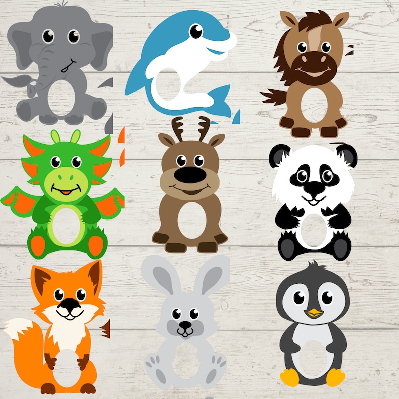 Puede incluir: Nueve marionetas de dedos de animales diferentes, cada una con un agujero para un dedo. Los animales son un elefante gris, un delf&iacute;n azul, un caballo marr&oacute;n, un drag&oacute;n verde, un reno marr&oacute;n, un panda blanco y negro, un zorro naranja, un conejo gris y un ping&uuml;ino negro.