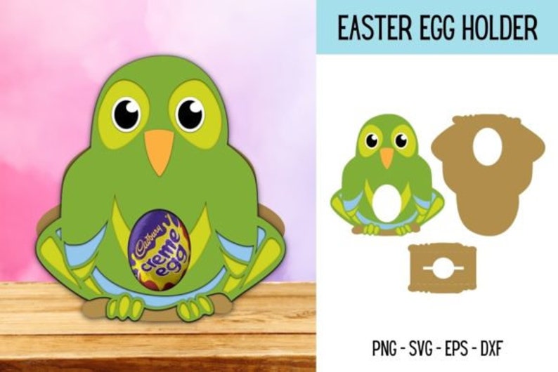 Puede incluir: Porta huevos de Pascua en forma de b&uacute;ho verde con un dise&ntilde;o azul y amarillo. El porta huevos tiene un agujero en el centro para sostener un huevo. El porta huevos est&aacute; sentado sobre una superficie de madera. El texto "EASTER EGG HOLDER" est&aacute; en la parte superior de la imagen.