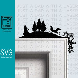 Könnte beinhalten: Schwarzweißes SVG-Design zum digitalen Download mit einem Schneemann, drei Tannenbäumen, einem Schlitten und Schneeflocken. Das Design ist perfekt für ein Weihnachts- oder Winterprojekt.
