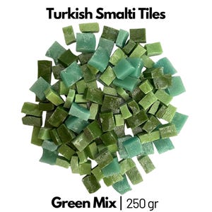 Może przedstawiać: Zbliżenie na stos zielonych i niebieskich tureckich płytek smalti. Płytki są małe i nieregularne. Tekst "Green Mix | 250 gr" jest widoczny na dole obrazu.