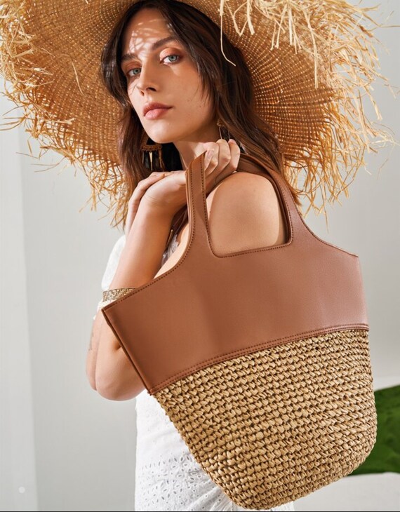 Women Hand Woven Raffia Shoulder Bag Summer Fashion Round Shoulder Bag