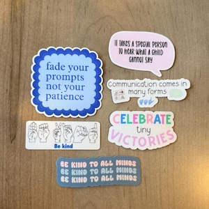 K&ouml;nnte beinhalten: Eine Sammlung farbenfroher Aufkleber mit verschiedenen inspirierenden Zitaten und Phrasen. Die Aufkleber enthalten S&auml;tze wie &bdquo;Fade your prompts not your patience&ldquo; und &bdquo;Be kind to all minds&ldquo;. Die Aufkleber sind in verschiedenen Schriftarten und Farben gestaltet.