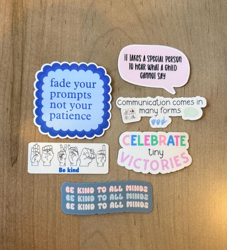 K&ouml;nnte beinhalten: Eine Sammlung farbenfroher Aufkleber mit verschiedenen inspirierenden Zitaten und Phrasen. Die Aufkleber enthalten S&auml;tze wie &bdquo;Fade your prompts not your patience&ldquo; und &bdquo;Be kind to all minds&ldquo;. Die Aufkleber sind in verschiedenen Schriftarten und Farben gestaltet.