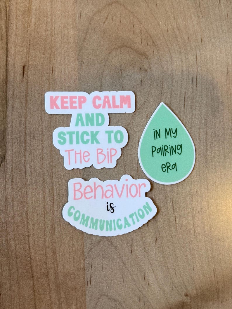 K&ouml;nnte beinhalten: Eine Auswahl an Aufklebern mit motivierenden Spr&uuml;chen. Einer der Aufkleber lautet "Keep Calm and Stick to The BIP" in Rosa und Gr&uuml;n. Ein anderer besagt "Behavior is Communication". Ein gr&uuml;ner Tropfenaufkleber tr&auml;gt die Aufschrift "In my Pairing Era".