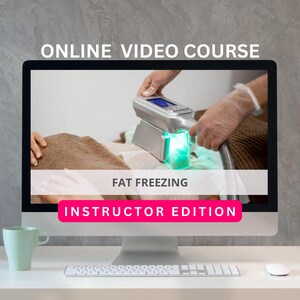 Peut inclure: Un écran d'ordinateur affichant un cours vidéo en ligne sur la cryolipolyse. L'écran montre un gros plan d'un appareil utilisé sur le corps d'une personne. Le texte à l'écran indique "Fat Freezing" et "Instructor Edition".