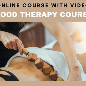 Op de afbeelding: Een persoon krijgt een massage met een houten rollertool. De roller is gemaakt van meerdere met elkaar verbonden houten stukken. De persoon ligt op een witte handdoek op een massagetafel. Online cursus met video Houttherapie cursus.
