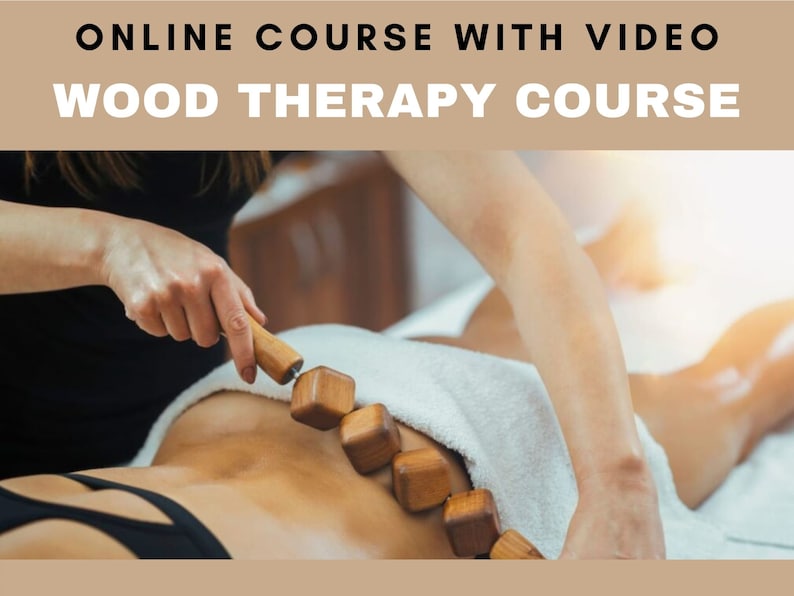Op de afbeelding: Een persoon krijgt een massage met een houten rollertool. De roller is gemaakt van meerdere met elkaar verbonden houten stukken. De persoon ligt op een witte handdoek op een massagetafel. Online cursus met video Houttherapie cursus.
