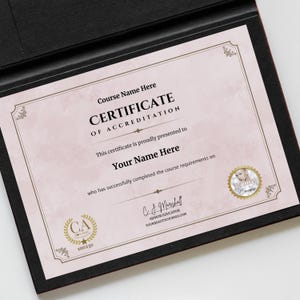 Op de afbeelding: Een roze en wit certificaat met een gouden rand. De tekst "Certificate of Accreditation" is in zwart gedrukt. De tekst "Course Name Here" is in zwart gedruckt. De tekst "This certificate is proudly presented to" is in zwart gedrukt. De tekst "Your Name Here" is in zwart gedruckt. De tekst "who has successfully completed the course requirements on" is in zwart gedruckt. De tekst "C & J Marshall Senior Educator YOURBEAUTYCOURSES.COM" is in zwart gedruckt. De tekst "CA 100230" is in zwart gedruckt. Een gouden zegel met de tekst "Beauty Courses" is in de rechterbenedenhoek gedrukt.