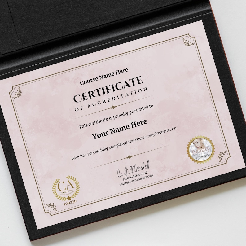 Op de afbeelding: Een roze en wit certificaat met een gouden rand. De tekst "Certificate of Accreditation" is in zwart gedrukt. De tekst "Course Name Here" is in zwart gedruckt. De tekst "This certificate is proudly presented to" is in zwart gedrukt. De tekst "Your Name Here" is in zwart gedruckt. De tekst "who has successfully completed the course requirements on" is in zwart gedruckt. De tekst "C & J Marshall Senior Educator YOURBEAUTYCOURSES.COM" is in zwart gedruckt. De tekst "CA 100230" is in zwart gedruckt. Een gouden zegel met de tekst "Beauty Courses" is in de rechterbenedenhoek gedrukt.