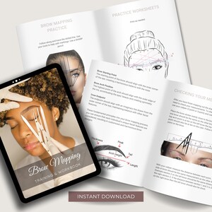 Puede incluir: Una tableta digital que muestra un libro de trabajo titulado "Brow Mapping Training & Workbook". El libro de trabajo presenta ilustraciones e instrucciones para el mapeo de cejas, incluidas medidas para la altura del arco, el pico, la cola y la longitud. La imagen tambi&eacute;n muestra un par de herramientas de mapeo de cejas.