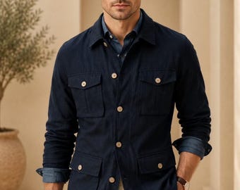 Chaqueta safari azul marino para hombre, bolsillos utilitarios a medida, sobrecamisa ligera elegante e informal.