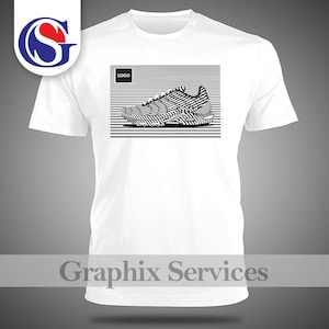 Pode incluir: Camiseta branca com um gráfico preto e branco de um tênis em um fundo listrado. O gráfico inclui a palavra "LOGO".