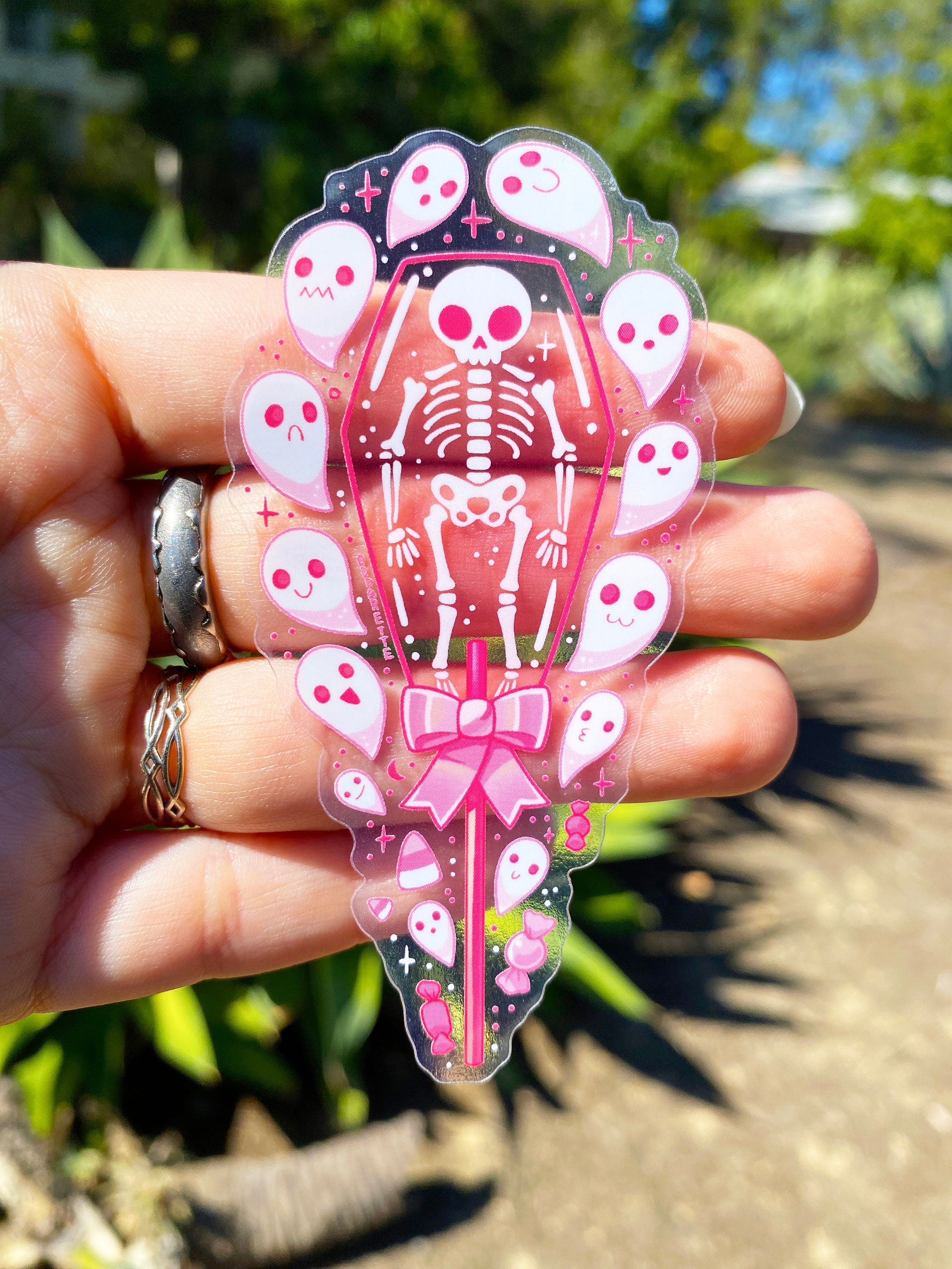 Pegatina de piruleta de ataúd - Pegatina de vinilo resistente al agua - Apto para lavavajillas - Esqueleto rosa - Temporada espeluznante - Halloween - Fantasmas - Pegatina transparente