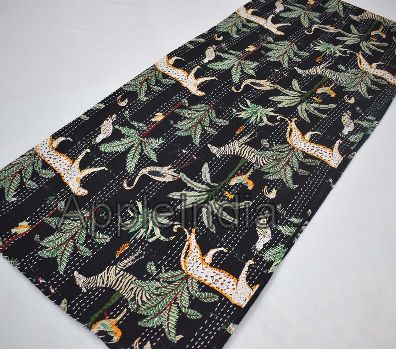 Puede incluir: Colcha kantha negra con un patr&oacute;n repetido de leopardos, cebras y palmeras. La colcha est&aacute; cosida a mano y tiene un dise&ntilde;o tradicional indio.