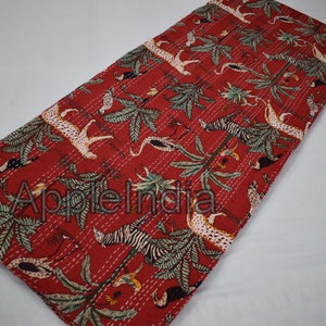 Puede incluir: Colcha kantha roja con un dise&ntilde;o de estampado animal blanco y negro. La colcha presenta cebras, leopardos y p&aacute;jaros en un entorno de jungla. La colcha est&aacute; cosida a mano y tiene un aspecto &uacute;nico y vintage.