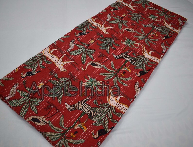 Puede incluir: Colcha kantha roja con un dise&ntilde;o de estampado animal blanco y negro. La colcha presenta cebras, leopardos y p&aacute;jaros en un entorno de jungla. La colcha est&aacute; cosida a mano y tiene un aspecto &uacute;nico y vintage.