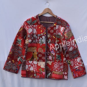 Könnte beinhalten: Eine rote gesteppte Jacke mit Blumenmuster. Die Jacke hat einen Knopfverschluss und lange Ärmel.