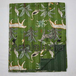 Puede incluir: Colcha kantha verde con estampado de jungla con cebras, leopardos, p&aacute;jaros y &aacute;rboles. La colcha est&aacute; hecha de algod&oacute;n y tiene un dise&ntilde;o cosido a mano.