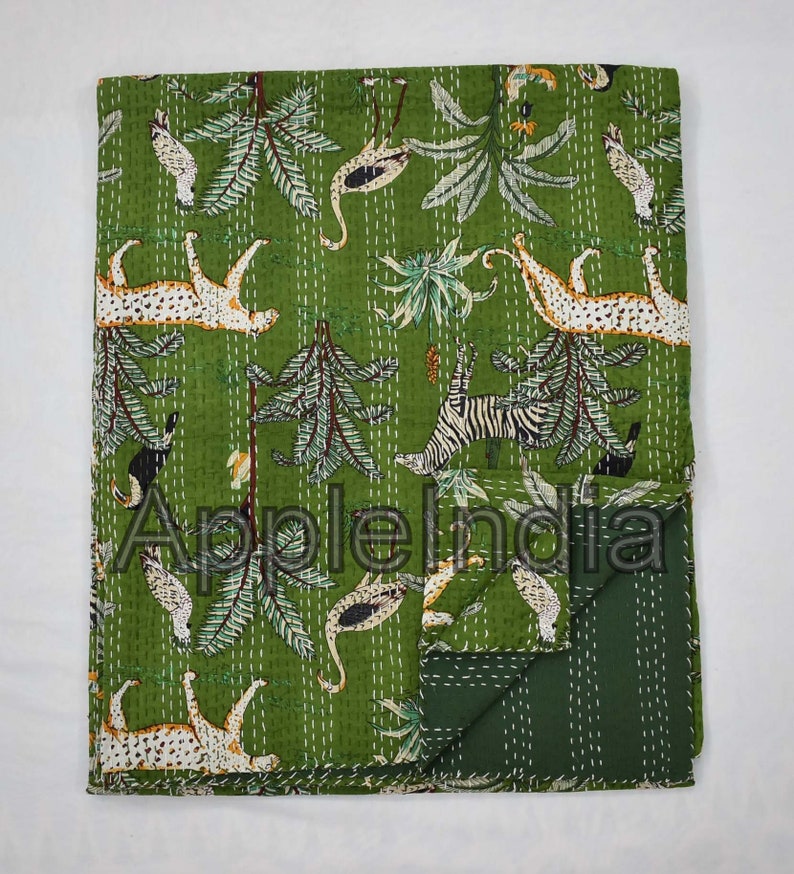 Puede incluir: Colcha kantha verde con estampado de jungla con cebras, leopardos, p&aacute;jaros y &aacute;rboles. La colcha est&aacute; hecha de algod&oacute;n y tiene un dise&ntilde;o cosido a mano.