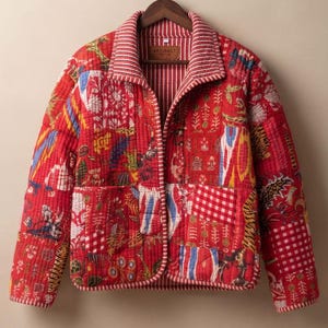 Chaqueta reversible acolchada con patchwork artesanal, estilo Y2K, estampado floral rojo y verde, moda urbana vintage para mujer, abrigo de invierno Kantha, regalos para ella.