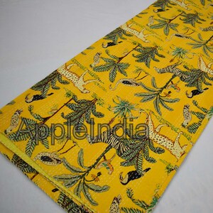 Puede incluir: Colcha kantha amarilla con estampado de jungla con cebras, leopardos, tucanes y palmeras. La colcha est&aacute; hecha de algod&oacute;n y est&aacute; cosida a mano.