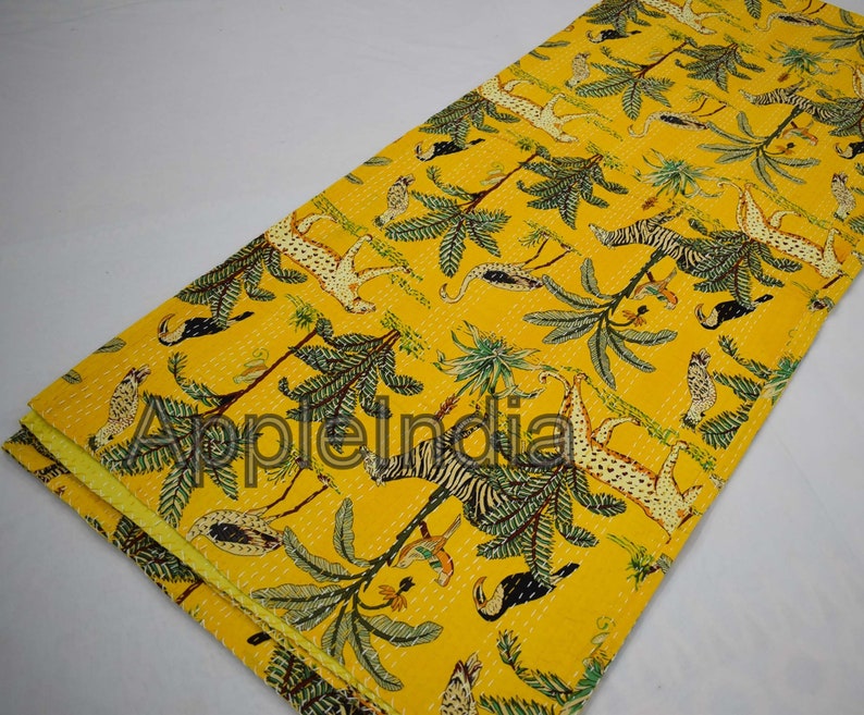 Puede incluir: Colcha kantha amarilla con estampado de jungla con cebras, leopardos, tucanes y palmeras. La colcha est&aacute; hecha de algod&oacute;n y est&aacute; cosida a mano.