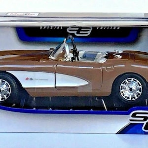 New Maisto SE 1957 Chevrolet Corvette Convertible 1:18 Diecast Model Chevy NIB