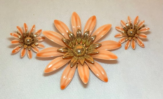 Details about   TROPICAL FUN 1950s 60s VINTAGE CELLULOID DAISY FLOWER CLIP ON EARRINGS 1.5"