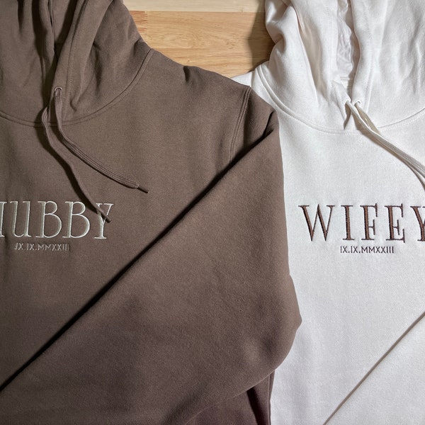 Juego de 2 sudaderas con capucha bordadas personalizadas con fecha de boda personalizada, sudaderas a juego para parejas, regalo de compromiso para él, esposo y esposa
