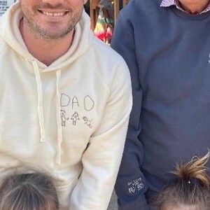 Custom Kids Art Embroidered Tshirt or Personalised Hoodie, Sentimental Gift for Dad, fathers day mens jumper, christmas present for grandpa imagem 7